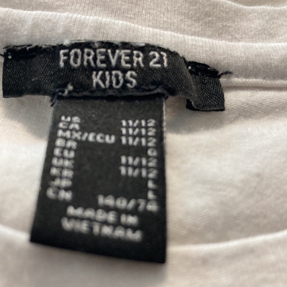 White t-shirt with flowers. - Picture 3 of 3